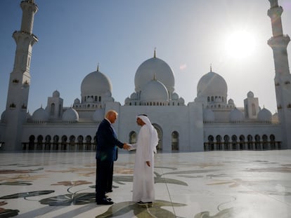 nhm67ujs7zbxpfjitvwalk2r2e El presidente de los Estados Unidos, Donald Trump, saludaba ayer a Yousif Al Obaidli, director de la mezquita Sheikh Zayed, durante su visita a Abu Dabi.