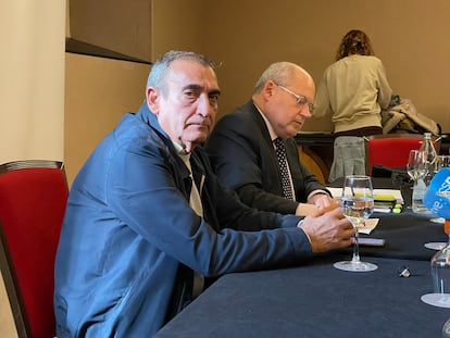 nizvsfrx3fgnfgfi3hmyfss5om Ángel Bejarano, el hombre que colgó los vídeos de la detención de su hijo, fallecido siete días después, junto con su abogado, Luis Romero, durante la rueda de prensa en Sevilla en noviembre de 2022.