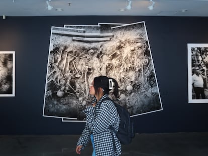 ogj5xwdzdjbpzdx24yadzxp2fi-2 Una mujer recorre la exposición ‘Exhumar la memoria’, en Bogotá, el 2 de mayo de 2025.