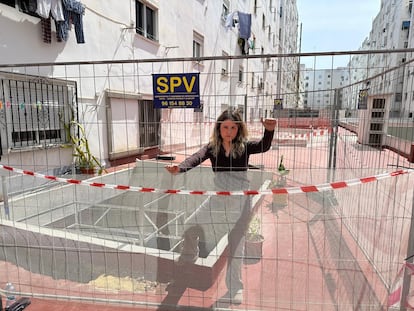 María Alandes, vecina de la calle Poeta Mas y Ros, ante las obras que ha paralizado este jueves.