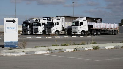 Camiones cargados de ayuda humanitaria estacionados este martes junto al paso fronterizo de Kerem Shalom que une Israel y Gaza.