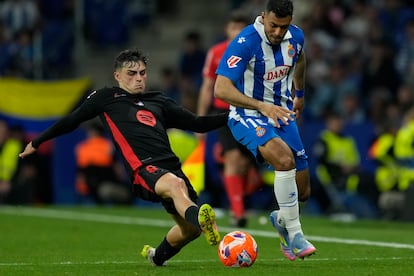 El centrocampista del FC Barcelona, Pedri (i), disputa el balón ante el centrocampista del Espanyol, Álvaro Aguado, este jueves.