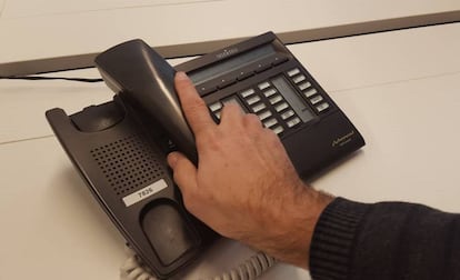Un usuario de un teléfono fijo.