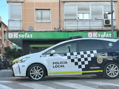 pbgx3eie45eonfj5cwibigb5mu Un vehículo de la Policía Local de Granada en una imagen de archivo.