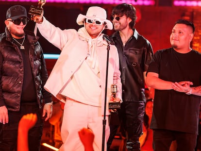 peq6ottahrdy5bjttqlul4dtq4 Los integrantes de Fuerza Regida reciben un premio Billboard en diciembre de 2024.