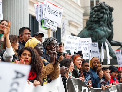 q3zbnnmbxnc4xnsxvh76ivc4aa Representantes de más de 900 organizaciones concentradas en el exterior del Congreso en diciembre de 2022 con motivo de su entrega de cajas con firmas para la regularización extraordinaria de personas migrantes.