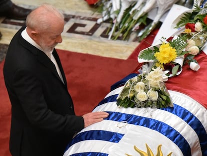 q63bc2ehd5erzdvjnj5t22vjvy Luiz Inacio Lula da Silva frente al ataúd de José Mujica, durante el funeral en el Palacio Legislativo de Montevideo.