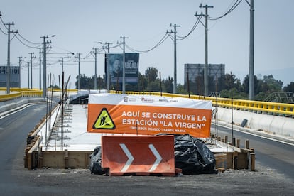 qhiununkx5dkhnhkxdqif7b7ca Las estaciones Unión de Guadalupe, La Covadonga y Ejidal se encuentran sin servicio por reparaciones en el colector de lluvias en el tramo Chalco. Por otra parte, las paradas Teotongo, La Virgen y Xico están aún en proceso de construcción.
