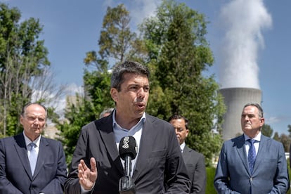 El presidente de la Generalitat, Carlos Mazón, en su visita a la central nuclear de Cofrentes, la pasada semana, con el presidente del Consejo de Cámaras de la Comunitat Valenciana, José Vicente Morata (a la izquierda) y el vicepresidente de la Generalitat, Francisco José Gan Pampols (a la derecha).
