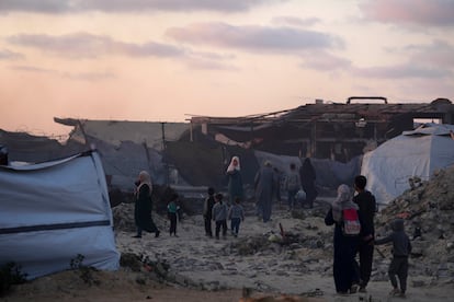 Residentes palestinos caminan entre las tiendas de un campamento de desplazados en la costa junto a Ciudad de Gaza.