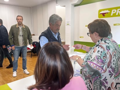 qsuhs4jen5zmgwlrdax6gczby4 El secretario general del PRC, Miguel Ángel Revilla, vota este domingo en las primarias de su partido.