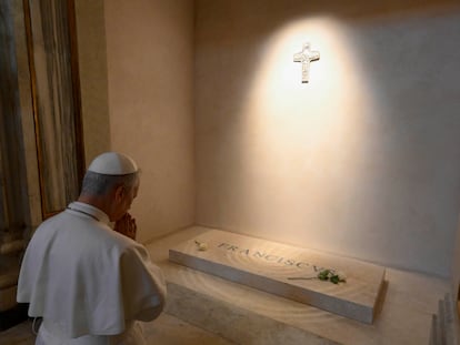 qypa3tvx3lldqfmvnsqqrogw4q-1 León XIV reza, el sábado, ante la tumba del papa Francisco en Roma.