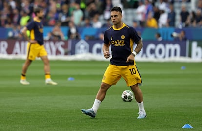 Lautaro Martínez durante el calentamiento previo al partido este sábado.