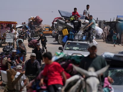 rgxicdcarfdp7glbjdgx5upemq Decenas de desplazados palestinos abandonan Jan Yunis este lunes.