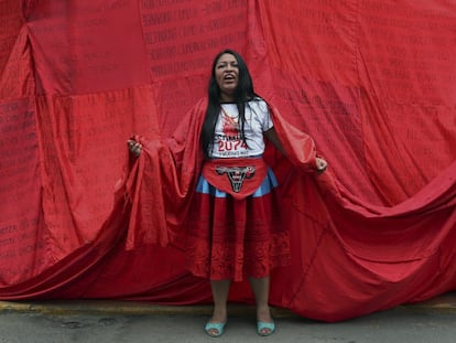 s6ojj2ja4b562bspdy3yjk5l2y Una mujer se manifiesta en representación de las víctimas de esterilización forzada frente a la Corte Superior de Justicia en Lima, Perú, el 9 de diciembre de 2019.