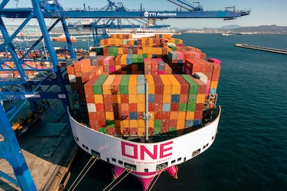 sbvzhkekw5hz7o4bzbd2mi55ke-1 Un barco con contenedores en el puerto de Algeciras.