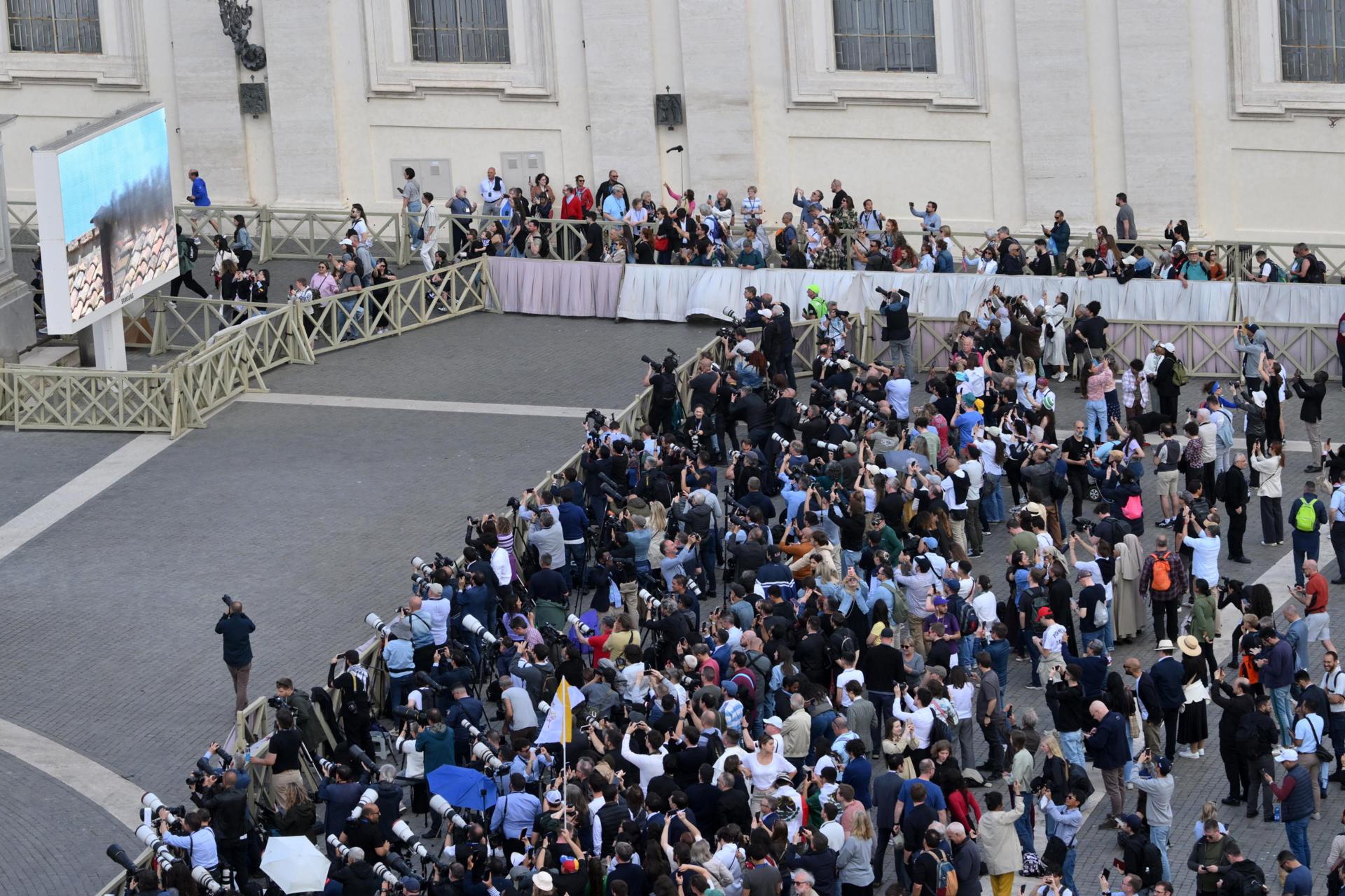 Más de 11 mil personas en la plaza de San Pedro para ver la segunda fumata del cónclave Más de 11 mil personas en la plaza de San Pedro para ver la segunda fumata del cónclave
