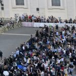 Más de 11 mil personas en la plaza de San Pedro para ver la segunda fumata del cónclave Más de 11 mil personas en la plaza de San Pedro para ver la segunda fumata del cónclave