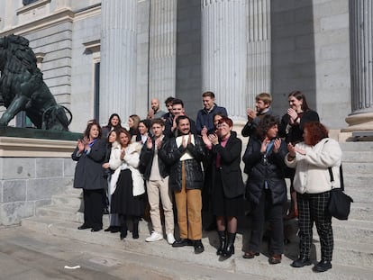 tilgxc567bgtdhhdrwkfnd56ly Representantes de la organización No es terapia, acompañados de algunos representantes políticos, este martes en el Congreso donde han presentado una propuesta legislativa para criminalizar las falsas terapias de conversión.
