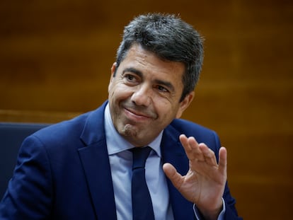 tjoaj44vonnawcdf6kfjjcfhfy El president de la Generalitat, Carlos Mazón, saluda a su llegada a la sesión de control parlamentario este jueves en Les Corts Valencianes.