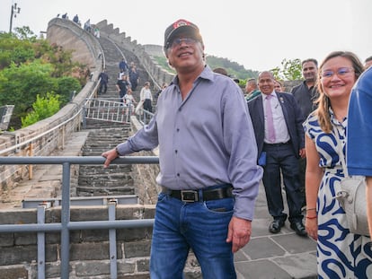 tkur6nguh5ef5hdt3rktnlhqta-2 Gustavo Petro recorre la Gran Muralla China en Beijing, el 12 de mayo de 2025.