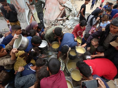 tnfjudrow5347c3s5fm62jhupe-2 Niños gazatíes en una distribución de comida por parte de organizaciones humanitarias en la ciudad de Gaza el 12 de mayo de 2025