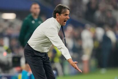 tq64q2fohjc7joumi7pvslyhmy El entrenador del Inter de Milán, Simone Inzaghi, da instrucciones a sus jugadores durante el partido.