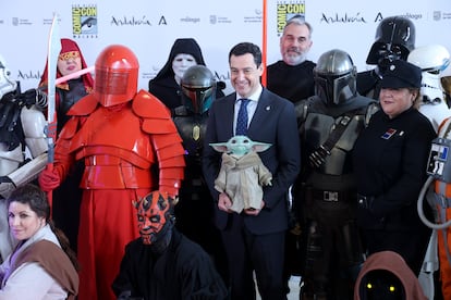 El presidente de la Junta de Andalucía, Juanma Moreno, posa junto a varios personajes de 'Star Wars' durante la presentación de la Comic Con de Málaga el pasado 10 de marzo.