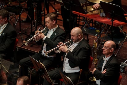 udgsaxrsjfbrddpi36l6oltpfm El trompetista español Esteban Batallán, en el centro, durante la interpretación de la Séptima Sinfonía de Mahler el pasado jueves.