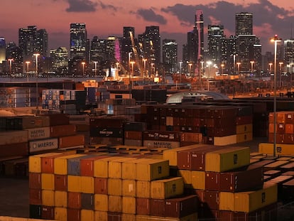 urokfh3oxrb3bbphdjvyb2oiei Contenedores apilados en PortMiami, en Florida, el 16 de abril.