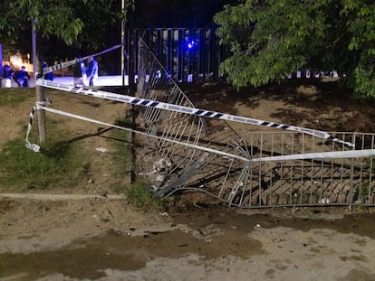 Una valla caída en el lugar del atropello, el pasado jueves 15 de mayo.