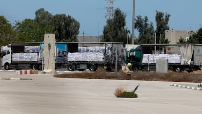 Camiones con ayuda humanitaria, el martes en el paso fronterizo de Kerem Shalom, entre Israel y Gaza.