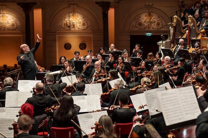 veazacrjkvc3ddf5am3cq23glm Jaap van Zweden dirige el pasado miércoles la Sexta Sinfonía de Mahler a la Orquesta Sinfónica de Chicago en el Real Concertgebouw de Ámsterdam.