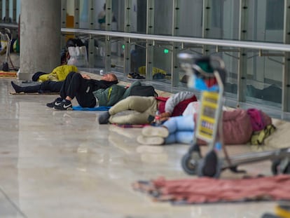 Personas durmiendo en el aeropuerto de Barajas el jueves por la noche.