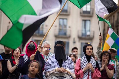 wff43fme3bejzgac7fbeyfzyji-1 Miles de personas se han manifestado este lunes por el centro de Barcelona para exigir "que se detenga el genocidio en Palestina" y reclamar al Gobierno que rompa relaciones con Israel y no le venda armas.