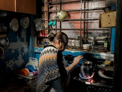 woul2q7urnaobhvwx5vldmuata Una mujer prepara un café en la cocina compartida del paga diario en el que vive en el centro de Bogotá, el 7 de mayo de 2025.