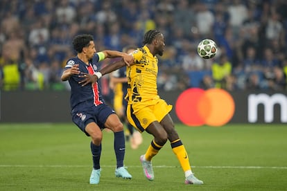 wyifj4zwn2wteev6ytodb4cuiy Marcus Thuram, a la derecha, se enfrenta a Marquinhos durante el partido.