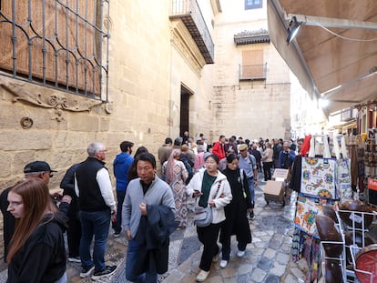 xhl6ymnoj5bxpnujp3lwvcz5iy Turistas en el entorno del Museo Picasso de Málaga.