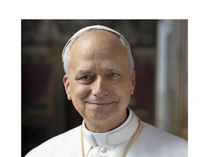 xiosn5bn4jgwjdvbmobtojzln4-1 Retrato oficial del papa León XIV, en una imagen distribuida por el Vaticano.