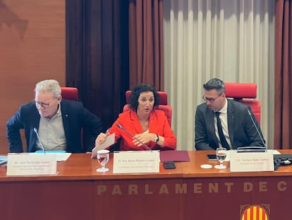 y752uhooa6dufjnzllt5oukrwy La consejera Alícia Romero, junto a Juli Fernández, director general del Departamento y del presidente de la comisión, Guillem Mateo Sellas, en un momento de la comparecencia.