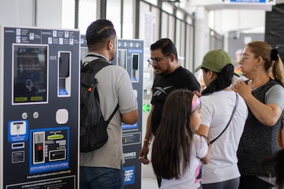 ypm2xb4pkvgwtnvtzjl7yqulma Pasajeros en las estaciones de cobro del trolebús. El pasaje tendrá un costo de 13 pesos con entrada gratuita para personas con discapacidad, así como para menores de 5 años y adultos mayores de 60 años.