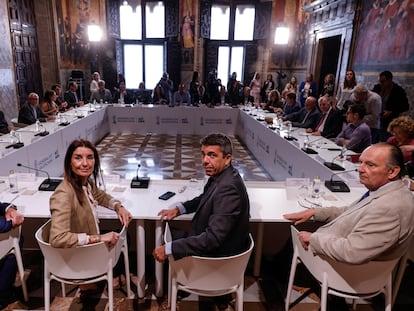 z44vk3gitfn7ukg3mmuxq3ftva El presidente de la Generalitat Valenciana, Carlos Mazón, junto a la consejera de Hacienda, Ruth Merino, durante una reunión con los proveedores de la Generalitat, a 22 de mayo de 2025, en Valencia, Comunidad Valenciana (España), este jueves en el Palau de la Generalitat.