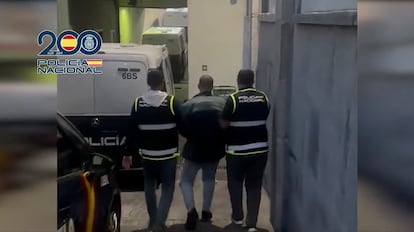 Los agentes de Policía Nacional trasladan al José Ramón Mora tras su detención en Las Rozas (Madrid).