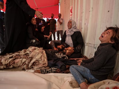 zwese3qd7ff2piaypbafwek7fq Varios miembros de una familia lloran junto al cadáver de una de las víctimas de los bombardeos israelíes, este viernes en el Hospital Indonesio de la ciudad de Gaza.