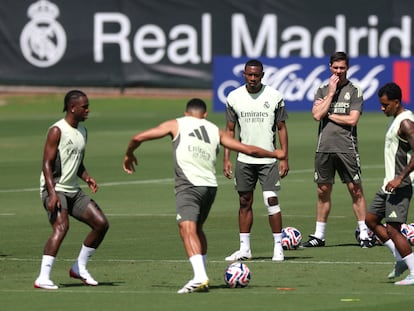 Xabi observa a Vinicius, Trent, Alaba y Rodrygo en el primer entrenamiento del Madrid en Palm Beach Gardens.