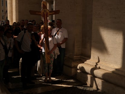 Peregrinos llegan a la Basílica de San Pedro, en el Vaticano, el 6 de mayo de 2025.