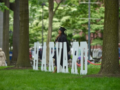 6rx4sz5qm6apggaxv2kyknlavm Una estudiante de Harvard durante las ceremonias de graduación en la universidad