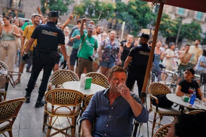 Tourists sit in a restaurant as people protest against overtourism in the Balearic island of Mallorca, Spain, Sunday, June 15, 2025. (AP Photo/Joan Mateu Parra)
Associated Press / LaPresse
Only italy and spain