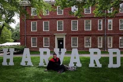 Jordan Strasser posa el día de su graduación en Harvard