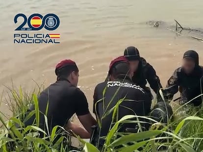 bfhjrwz2fjektou6467l2qa66u Varios agentes de los GEO de la Policía Nacional sacan del río Túria, en Manises, el cadáver de un joven de 20 años.
